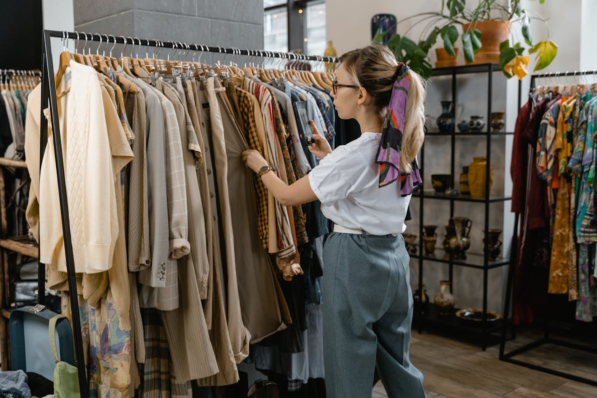 Femme en blazer professionnel